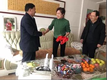 敦煌種業(yè)領(lǐng)導(dǎo)看望慰問公司老干部、老黨員及困難黨員職工