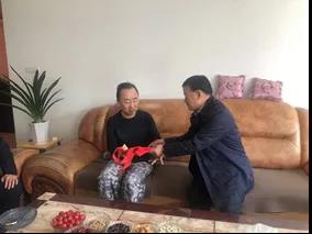 敦煌種業(yè)領(lǐng)導(dǎo)看望慰問公司老干部、老黨員及困難黨員職工