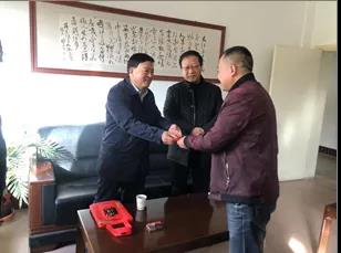 敦煌種業(yè)領(lǐng)導(dǎo)看望慰問公司老干部、老黨員及困難黨員職工